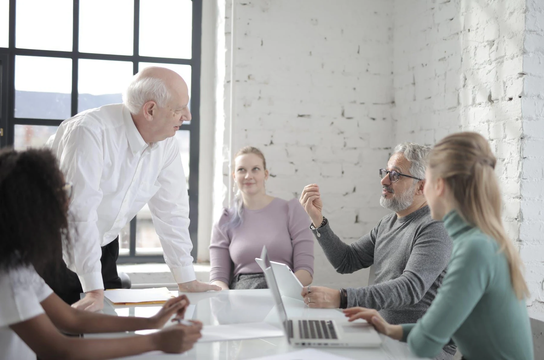 Profesionales trabajando sobre una propuesta empresarial