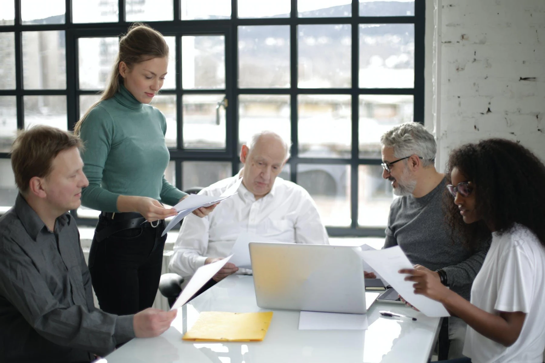 Profesionales trabajando sobre una propuesta empresarial