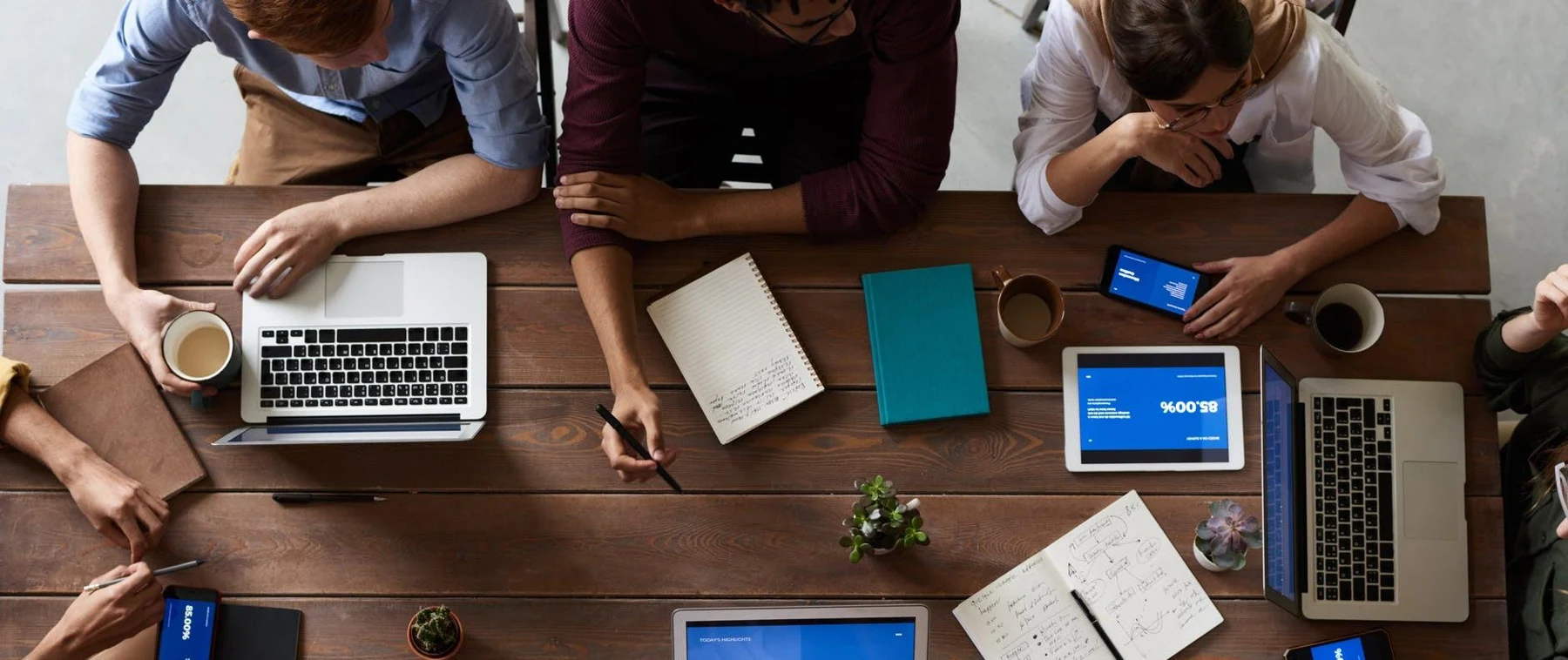 Mesa de trabajo con documentación y herramientas digitales